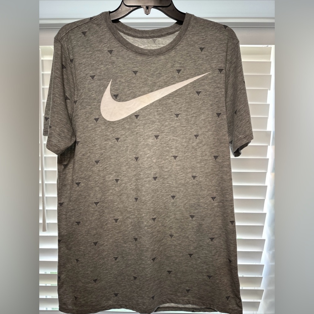 Nike Men’s Basketball Dri-fit  T Shirt Size Medium Color Grey